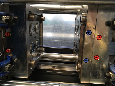 Injection molding mould installation