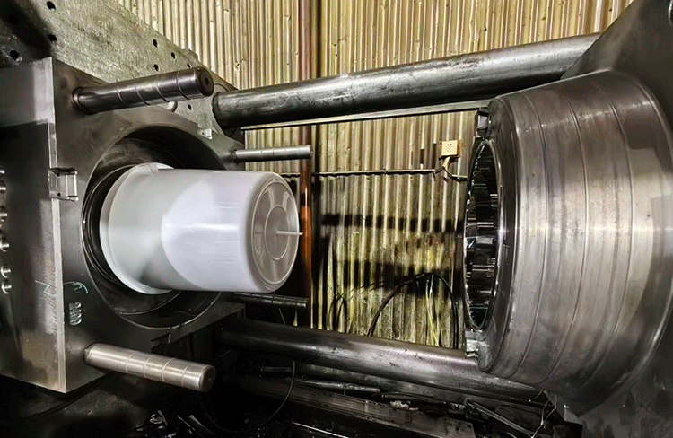 The injection molding machine is producing the bucket